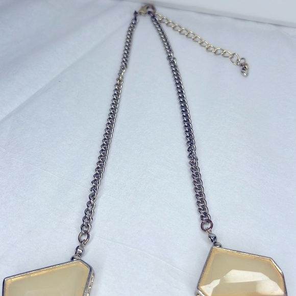 Large cream stone necklace with gold chain - Picture 4 of 4